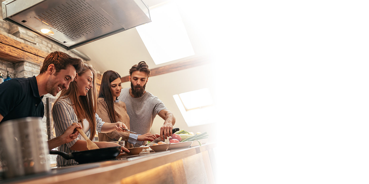 Eine Grupper junger Menschen kochen in einer MöbelBeck Küche