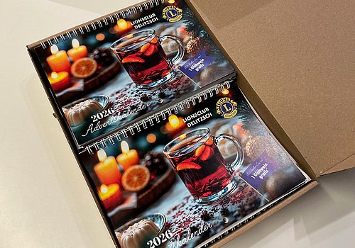 Karton mit den druckfrischen Lions-Kalendern 2026